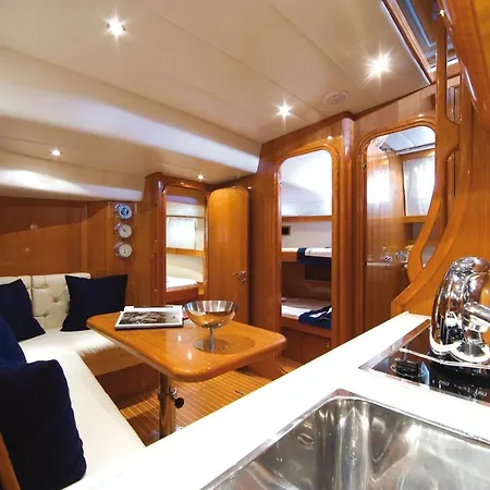 Night On Board Ботель Ла-Маддалена