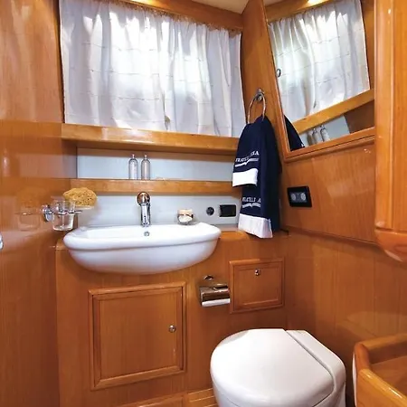 Night On Board Ботель Ла-Маддалена