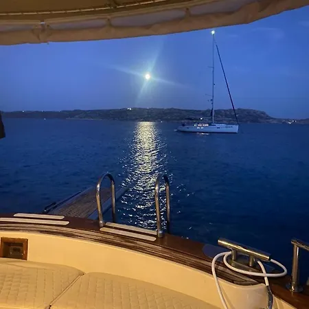 船屋 Night On Board 马达莱纳